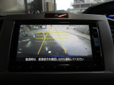 バックカメラの画像です。ガイドラインがスムースな車庫入れをサポートいたします。車庫入れの安心感がアップしますね。