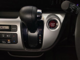 CVT車のセレクトレバーです。低速から高速まで、変速ショックのないスムーズな走りを実現するとともに、エンジン効率のよい領域を維持することで燃費にも貢献します。