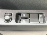 【電動格納ミラー】サイドミラーは電動格納式となっており、狭い駐車場でもキズがつくリスクを抑えられます。