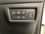 各種機能の切替スイッチは運転席パネル下に集約されています。任意で切り替え可能なため状況に合わせてお使いください。