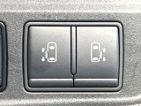 【両側パワースライドドア】スマートキーや運転席のスイッチで後席両側スライドドアの開閉が可能♪電動だから力を入れてドアを開ける必要が無く、小さなお子様でも簡単に開け閉めでき快適です♪