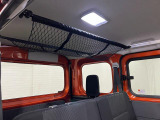 荷室には便利なレール付きで収納スペースUP。荷物の固定や整理がしやすく、普段使いからお買い物まで快適に使えるポイントです(^^)