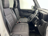 ゆったりと座れる運転席シートですのでストレスなく運転が出来ますよ!