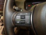 【ステアリングリモコン】ステアリングにオーディオ調節可能なスイッチが装備されていますので運転中でも視線をそらさずにオーディオの調節が可能です!