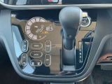 シフトレバーは簡単操作で運転もしやすくなっております。