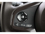 ハンドル左部分でオーディオ操作が可能。そのため、運転中でも目線をずらさずに安全運転♪