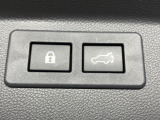 【パワーバックドア】スマートキーや運転席のボタンを押すだけでリアゲートが自動で開閉します!荷物を持っている時や、高い位置にあるバックドアを閉める際に便利な機能です♪