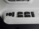 運転席のパワーウインドスイッチで全席窓の開閉・ロック操作ができます。