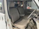 運転席まわりです。運転席からの視界が左右に広く隅々まではっきりと見渡せます!クルマの前端も把握しやすく安心して運転できます!