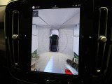 【360&deg;ビューカメラ】4台の高解像度カメラで360度の鳥瞰図を表示。隣の車や壁、死角にある障害物などを画面で確認できるため、狭いスペースでの駐車・出入りも安心です。