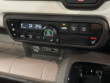 運転席側にはシートヒーターが付いています!寒い日に便利な装備ですね。