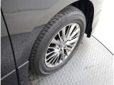 かっこいいホイールですね。 車のイメージを大きく左右するホイール部分はコダワリを持ちたいですね。