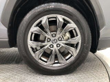 【純正アルミホイール】です!車両デザインに合わせてホイールをデザインしているため、見た目にもカッコイイアルミホイール♪洗車もラクチンで錆びません。
