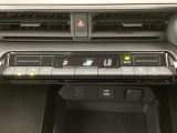 オートエアコンは温度を設定するだけで、自動で風量などを設定してくれます。運転しながら操作も必要ないので、安全性も向上します。