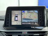 上空から見下ろしているかのような映像をディスプレイに映し出し、スムースな駐車をサポートします。画面は「トップビュー」のほか「サイドブラインドビュー」への切り換えが可能。ますます安心です