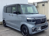 車幅いっぱいに伸びたフロントアクセサリLEDがボディーのワイド感を強調