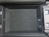 USBポート(タイプC)が二口ございますので、運転席と助手席それぞれのスマホや電子小物を充電可能です。