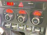 【左右独立型フルオートエアコン】運転席と助手席でそれぞれお好みの温度に設定可能。同乗者にも配慮した、快適な空調をお届け致します。