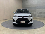 お車購入のポイントとなるフロントマスクです!シャープな目つきが印象的なデザインのヘッドランプです。