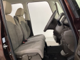 女性でも運転がしやすいように、シートの高さ調整機能(シートリフター)がついています。運転席と助手席の間が空いている為、助手席側への移動がスムーズです。交通量の多い道でも助手席側から乗り降りができます。