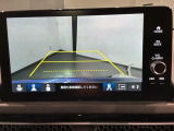 リバースギアに入れるだけで後方の表示へ切り替わります。夜間や雨の日の駐車も楽になりますよ。