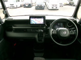 大きなフロントガラスで広々とした視界の運転席まわりです。