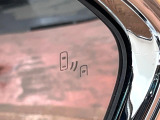【ブラインドスポットモニター】走行中、ドアミラーの死角になりやすい箇所に後続車が接近するとサイドミラーのレンズに警告を表示!ドライバーに注意喚起をしてくれます。