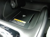 ワイヤレス充電器を装備しています。スマートフォンを置くだけで充電可能。ケーブルをつなぐ煩わしさがありません。
