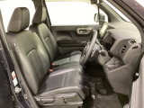 女性でも運転がしやすいように、シートの高さ調整機能(シートリフター)がついています。運転席と助手席の間が空いている為、助手席側への移動がスムーズです。交通量の多い道でも助手席側から乗り降りができます。