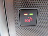 万が一の事故や急病時に心強いSOSコール。ボタン操作時やエアバッグ作動時に専門のオペレーターへ繋がり、警察・救急への通報やロードサービスの手配を迅速に行う、安心のコネクティッドサービスです。