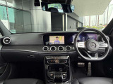 COMAND、ウッドトリム、アナログ時計を備えた、Eクラスらしい上質な運転席です。