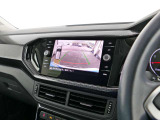 バックモニター搭載で車庫入れ安心!バック中の死角部分がモニターに映し出されるので安全性アップ!前後パークセンサーとバックカメラで車庫入れも安心です。