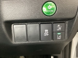 Hondaセンシング用の、VSA(ABS+TCS+横滑り抑制)解除と路外逸脱抑制機能のオンオフスイッチなどはハンドルの右側に装備しています。燃費に役立つECONボタンもここです。