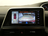 車両全体を上から表示し車両周囲を確認する事が出来るので、狭い駐車場等で重宝する装備です もちろんバックモニターとしての機能もございます