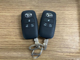 【スマートキー】 スマートキーを携帯していれば、ドアハンドルのボタンを押してロックの解除ができ、パワースライドドアもワンタッチで開閉できます。