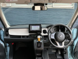 運転席周りです。カップホルダーや小物の収納などは必須ですよね!!使い勝手の良いつくりになっております!!