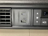 エアコン操作パネルの左側に、スマートフォンなどの充電可能なUSB端子と、音源などの外部入力の可能なUSB端子がついています。移動中に充電もできるので便利です。