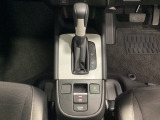 CVT車のセレクトレバーです。低速から高速まで、変速ショックのないスムーズな走りと、エンジン効率のよい領域を維持して燃費にも貢献します。サイドブレーキはスイッチ操作の電子制御パーキングブレーキです。
