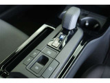 【電動パーキングブレーキ】オートモードのときは、シフトレバーの操作に応じてパーキングブレーキが自動で作動♪