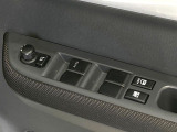 【電動格納ミラー】サイドミラーは電動格納式となっており、狭い駐車場でもキズがつくリスクを抑えられます。