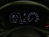 ハイブリット車専用のメーターです。右側の大型スピードメーターに加え、ステアリングスイッチを使って左のマルチインフォメーション・ディスプレイで燃費や動力伝達などの情報が見れるようになっています。