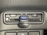 ハンドルの左側にETCがついています。高速道路の料金所の通過も楽々です。カードの取り出しもしやすい場所についています。