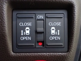 運転席からもスライドドアをボタン操作でスピーディーに開閉できます!またスマートキーでも操作できるので便利です。