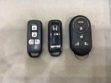 スマートキー付きですからドアロックの開閉およびエンジンスタートが楽々です。電動スライドドアの開け閉めもボタンで操作できます。加えて、純正リモコンエンジンスターター用の操作キーもついています。