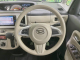 インテリアに合わせたデザインのステアリングは、運転される方のことも考え、運転しやすい形状、大きさです。是非一度、実際に触ってお確かめください。
