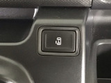 【パワースライドドア】助手席側がパワースライドドアになっており、運転席のスイッチやスマートキーでも開閉が可能です!開口部も広いので乗り降りも楽々♪
