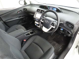 シンプルで使いやすいデザインの運転席です。