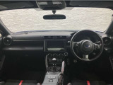 操作性に優れた運転席となります!小物入れや各ボタンの配置にこだわり、使いやすいです!座り心地もよく視認性も良好なのでロングドライブもお任せ下さい!