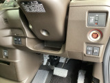 便利な電動スライドドア、横滑りを防ぐVSAなどのスイッチは、運転席の右側、手の届きやすい位置にあります。