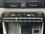 オートエアコンは温度を設定するだけで、自動で風量などを設定してくれます。運転しながら操作も必要ないので、安全性も向上します。